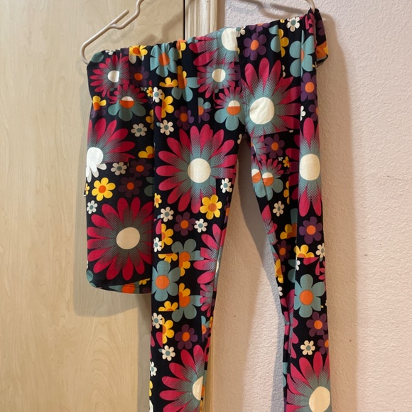 Women Large OS 2 Piece LuLaRoe Shirt with matching Leggings! Complete matching S - Picture 4 of 6